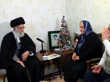 راز حسرت رهبری در دیدار مادر شهید ارمنی/عکس حضور رهبر انقلاب در منزل شهید روبرت لازار