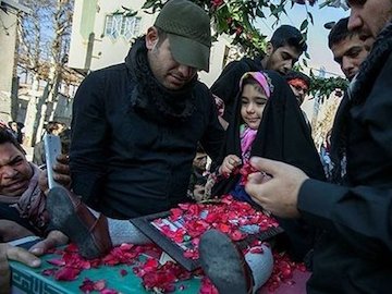 دختر ۳ ساله شهید مدافع حرم در تشییع پدر/عکس  شهید سجاد عفتی