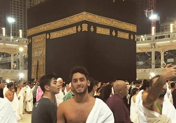 ستاره بایرلورکوزن در کنار خانه خدا/عکس  هاکان چالهان