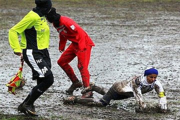 صحنه تاسف آور ورزش بانوان!/عکس  فوتبال بانوان