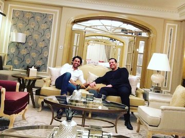 فرهاد مجیدی در هتل دبی که در آتش سوخت/عکس فرهاد مجیدی