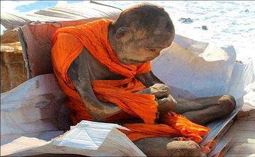 جسد ۲۰۰ سالهای که هنوز زنده است!/عکس جسد زنده