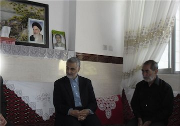 سردار قاسم سلیمانی در منزل مهندس/عکس قاسم سلیمانی در منزل شهید رضا کارگربرزی
