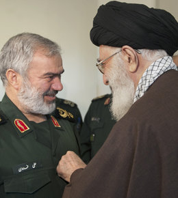 فرمانده معظم کل قوا "نشان فتح" به فرماندهان نیروی دریایی سپاه اعطا کردند  رهبری و سردار فدوی/2