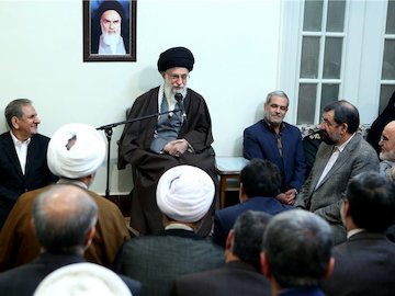 حاشیهنگاری از دیدار صمیمی رهبر انقلاب و جمعی از مسئولان/ 
جلسهای شیرین با چهل تکهای قشنگ! رهبری/1