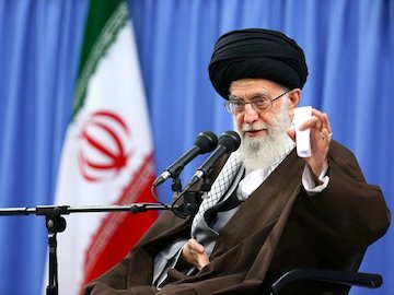 آمریکا با "ایرانهراسی" مانع معامله بانکها با ایران میشود/ جنس دارای مشابه داخلی مطلقاً نباید وارد شود  رهبری