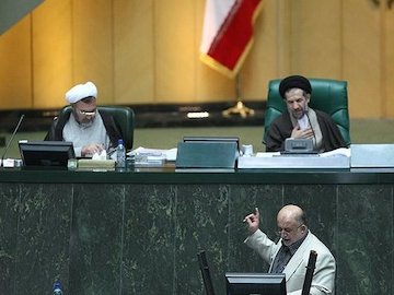 بعضی استیضاحها بالای ۱۰ امضا دارد اما اعلام میشود که از حد نصاب افتاده است قاضی پور.jpg