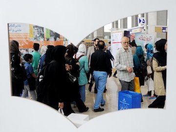 وقتی صحبتهای رهبر انقلاب در مورد "انسان" پرفروش میشود  نمایشگاه کتاب.jpg