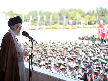 وظیفه همه در مقابل نفوذ دشمن، تبیین است/ استکبار از ایستادگی و جهاد کبیر ملت ایران عصبانی است/شعارهای انقلاب را باید حفظ کرد رهبری