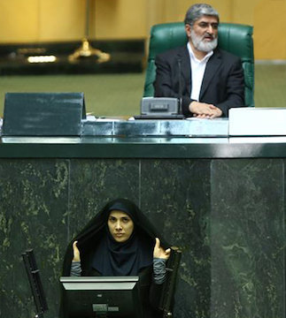 قرائت بیانیۀ خانوادگی در مجلس و دو سؤال مهم فاطمه حسینی