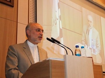 تجدید بیعت صالحی و کارکنان سازمان انرژی اتمی با شهدا  صالحی.jpg