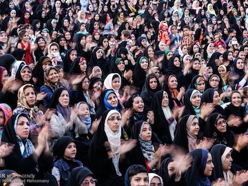 برج میلاد میزبان دختران شهر می شود دختران.jpg