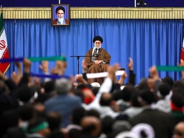 نتیجه انتخابات آمریکا برای ما فرقی نمیکند/ هرکسی آمد فقط شر رساند/ مهمترین نیاز کشور غافل نشدن از توطئه دشمن است  مقام معظم رهبری