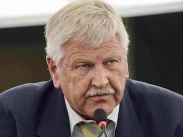 ترامپ به رابطه با ایران علاقه دارد! ریس کمیسیون اتحادیه اروپا