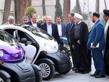 روحانی با خودرو برقی