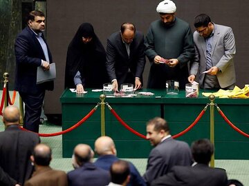 اقدام قابل تحسین هیأت رئیسه مجلس در روز استیضاح میز شمارش آرا