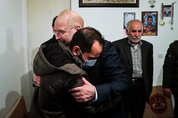 قالیباف با خانواده شهید سید روح الله عجمیان دیدار و گفتوگو کرد