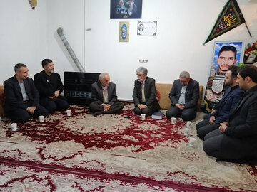 روایتی از پیغام برادر شهید روحالله عجمیان به رهبر انقلاب دیدار حداد عادل با خانواده شهید عجمیان