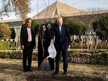 محیط زیست به عنوان یک استراتژی بخشی از ارکان حکمرانی محسوب میشود/ نه تنها برای حفظ محیط زیست بلکه باید برای ارتقای زیستی کشور تلاش کنیم
 کاشت درخت توسط قالیباف