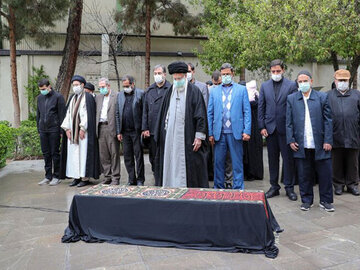 اقامه نماز رهبر انقلاب بر پیکر مرحوم حسن غفوری فرد نماز رهبر انقلاب بر پیکر غفوری فرد