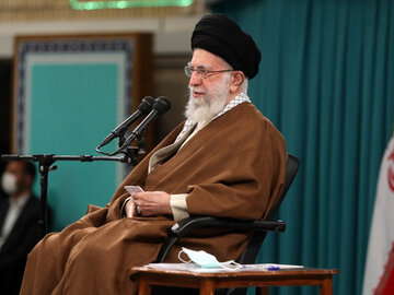 باید هویت ایرانی و اسلامی و شخصیت ملی را در کودکان کشور زنده کنیم دیدار رهبر انقلاب با معلمان