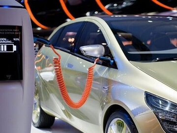 مجلس و دولت نگاه مثبتی به تولید خودروهای برقی در کشور دارند
 خودرو برقی