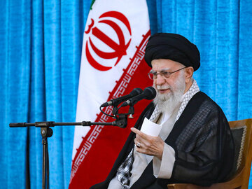 ملت ایران به یک رئیس جمهور فعال ، پرکار،آگاه و معتقد به مبانی انقلاب احتیاج دارد رهبر انقلاب