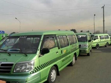 تاکسیهای ون در مرز مهران آماده خدمت رسانی به زائرین اربعین تاکسی ون