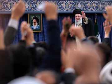 رهبر انقلاب: کار نرمافزاری دشمن، فاصلهانداختن بین واقعیت و تصور افکار عمومی است رهبر انقلاب