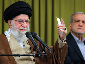 رهبر انقلاب: حواسمان باشد؛ پشت لبخندهای دیپلماسی، دشمنیهای پنهانی نهفته است رهبر انقلاب در دیدار کارگزان