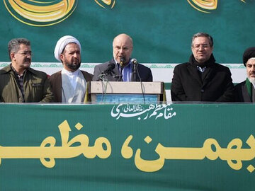 قالیباف: مردم در میدان هستند؛ مسئولان باید چالشهای اقتصادی را حل کنند سخنرانی قالیباف در ارومیه