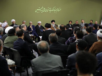 رهبر انقلاب: گسترش شاعران متعهد و انقلابی جوان امیدآفرین است دیدار رهبر انقلاب با شاعران