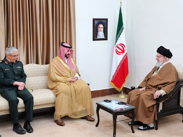 رهبر انقلاب:ارتباط میان ایران و عربستان برای هر دو کشور مفید خواهد بود
 دیدار رهبر انقلاب با وزیر دفاع عربستان