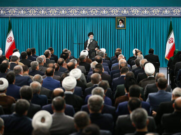 رهبر انقلاب خطاب به نمایندگان مجلس: مجلس باید مشی انقلابی داشته باشد، منتها مراقب باشید در فهم انقلابی گری خطا صورت نگیرد؛ انقلابی گری فقط سروصدا کردن نیست/ انقلابی گری یعنی حرکت در سمت آرمانها؛ پایه اول انقلابی گری این است.
 دیدار رهبر انقلاب با نمایندگان مجلس