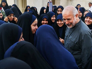 قالیباف: همه ما موظف به حفظ انسجام و وحدت هستیم قالیباف در مدرسه فاطمیون