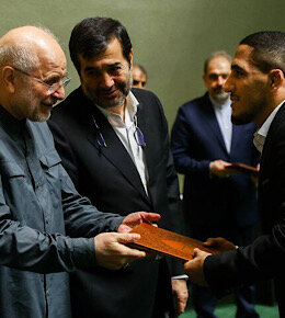 تجلیل از کشتیگیران و اهدای پیراهن تیم ملی به قالیباف در صحن مجلس
 تقدیر قالیباف از کشتی گیران