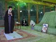 رهبر انقلاب در حرم امام خمینی