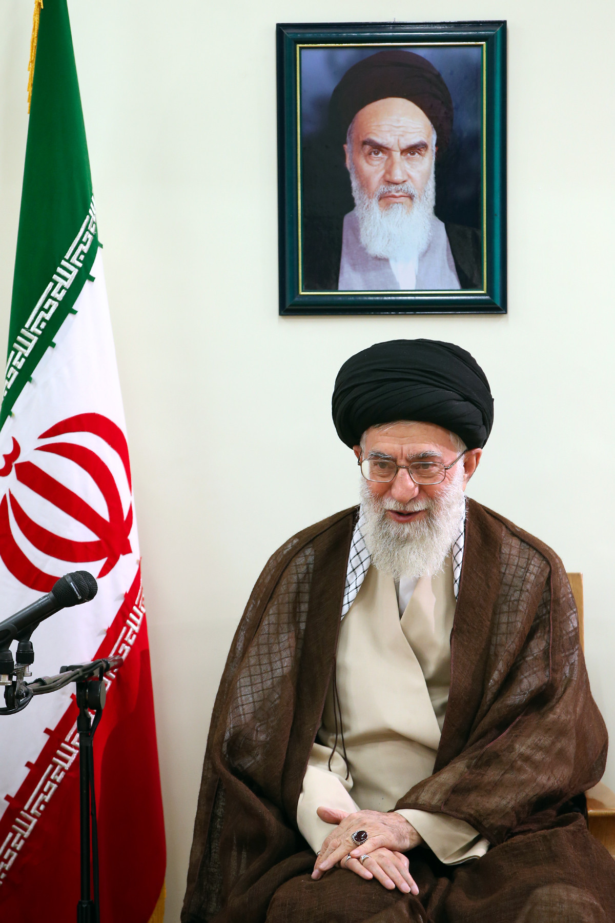 آخرین دیدار رئیس جمهور و اعضای هیئت دولت دهم با رهبر انقلاب