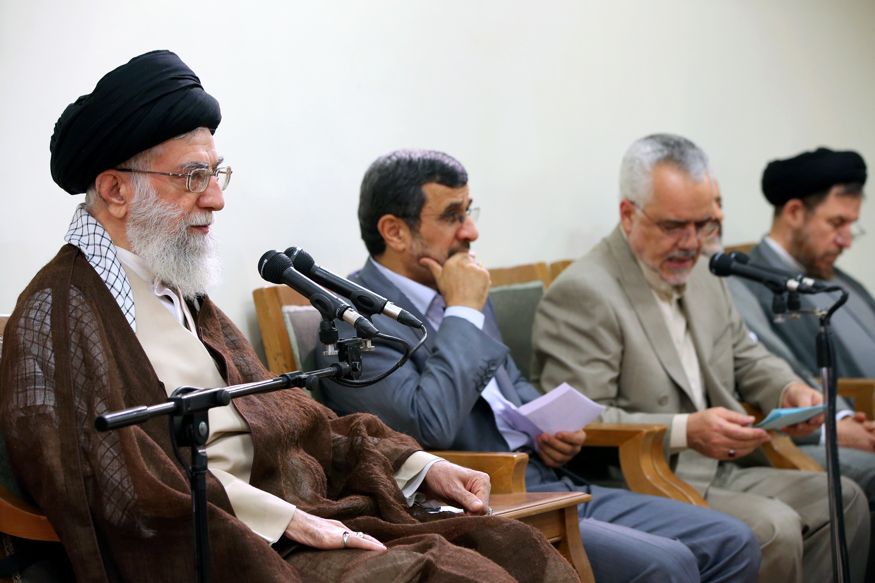 آخرین دیدار رئیس جمهور و اعضای هیئت دولت دهم با رهبر انقلاب