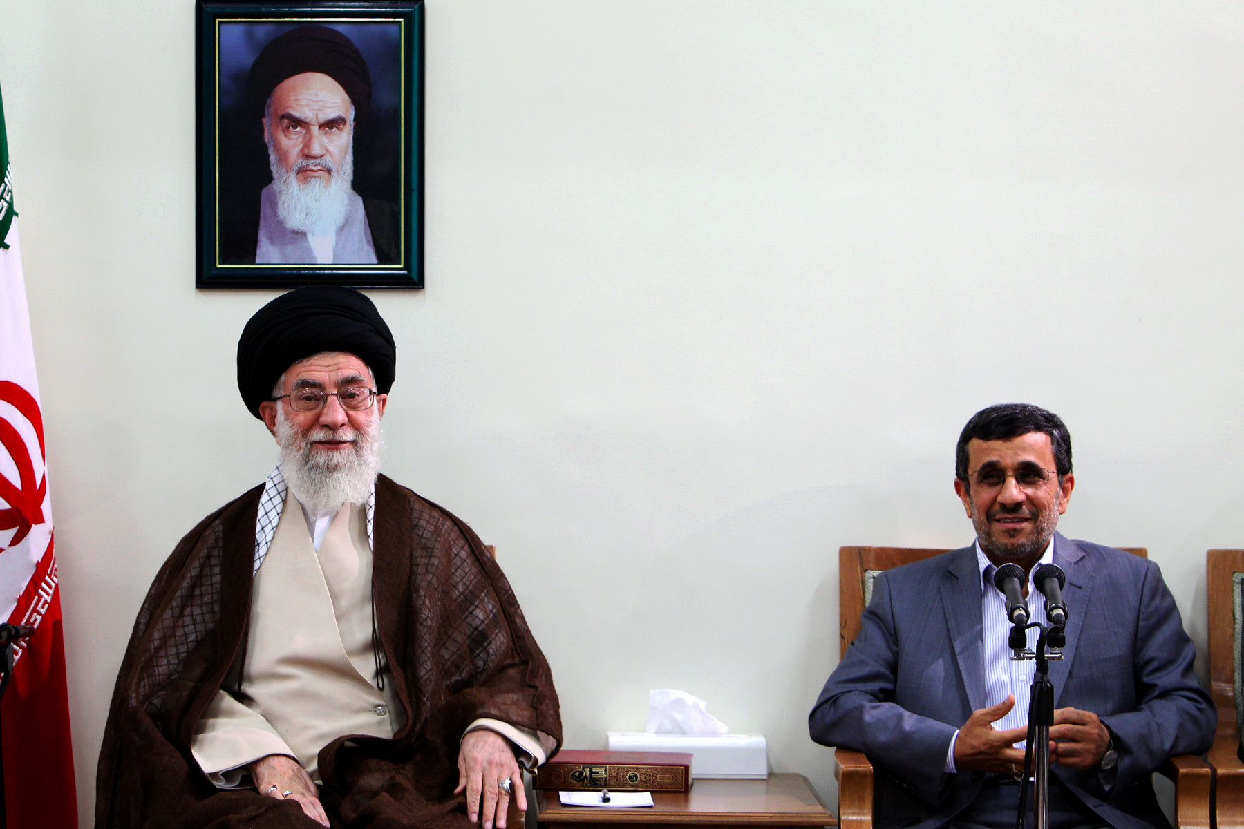 آخرین دیدار رئیس جمهور و اعضای هیئت دولت دهم با رهبر انقلاب