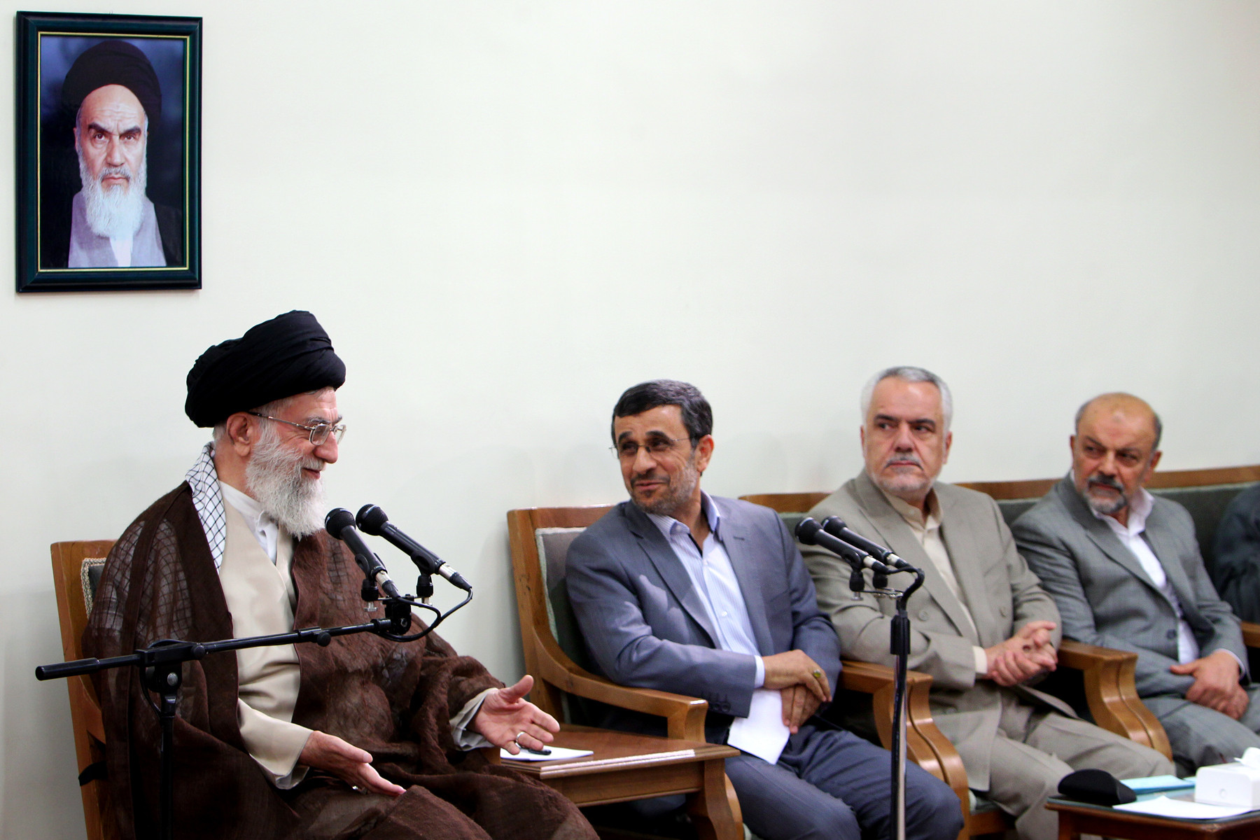 آخرین دیدار رئیس جمهور و اعضای هیئت دولت دهم با رهبر انقلاب
