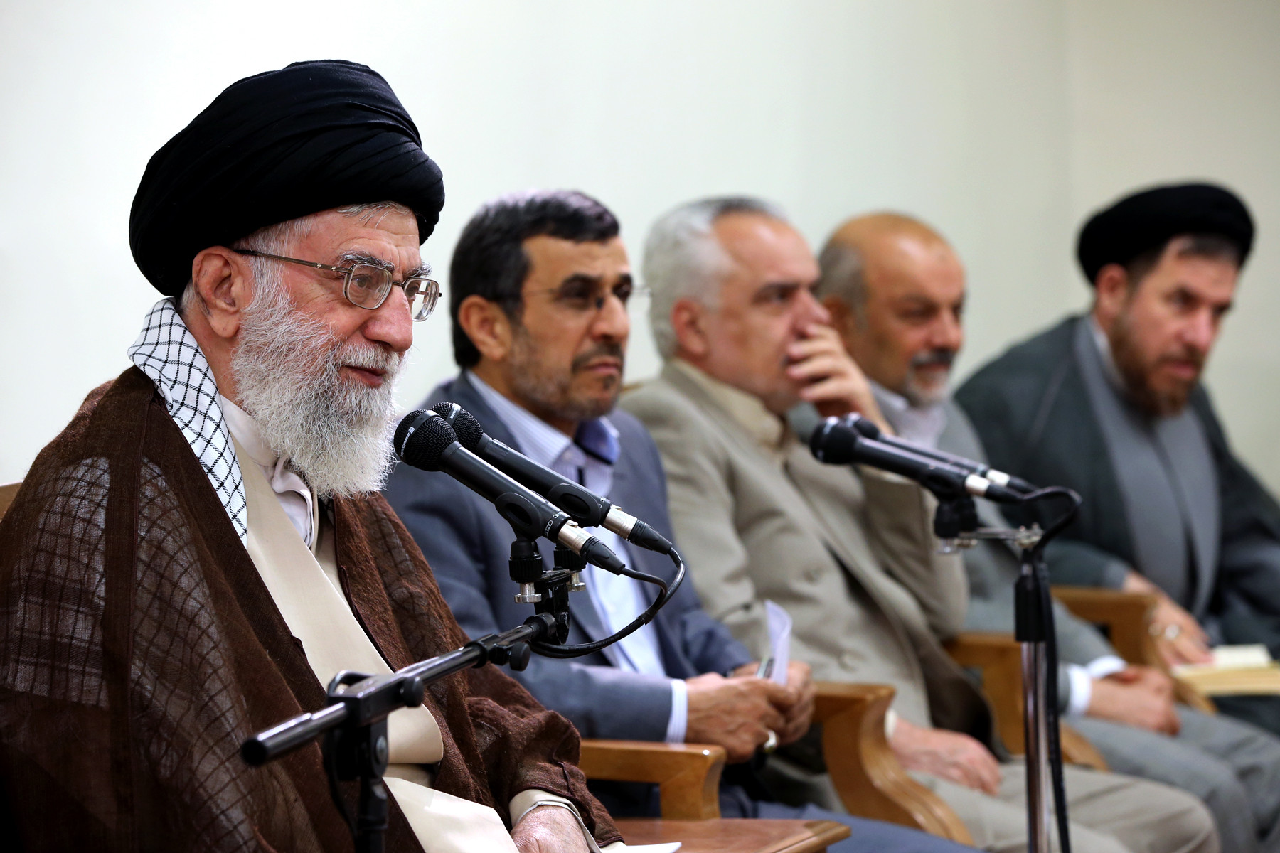 آخرین دیدار رئیس جمهور و اعضای هیئت دولت دهم با رهبر انقلاب