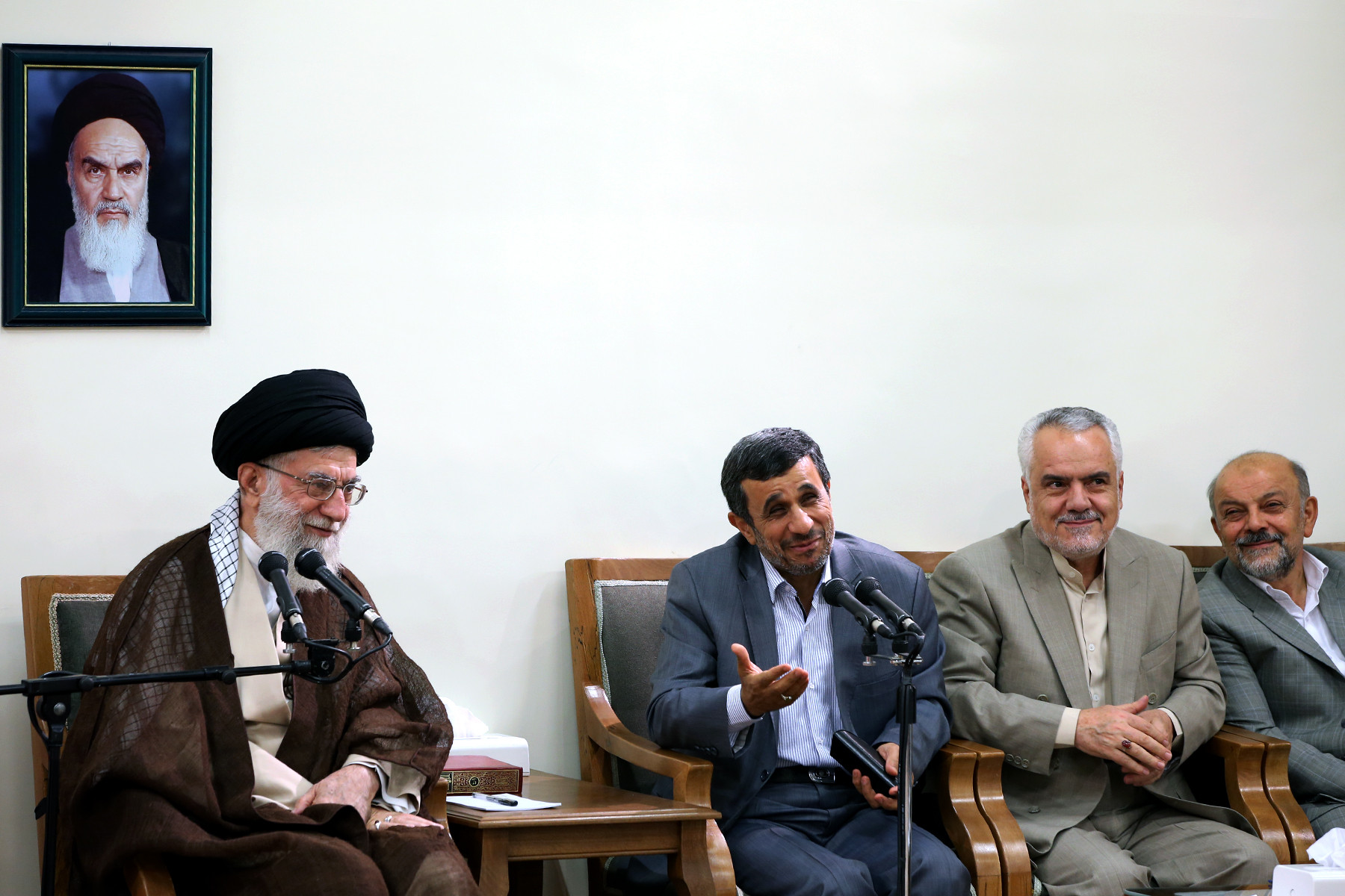 آخرین دیدار رئیس جمهور و اعضای هیئت دولت دهم با رهبر انقلاب