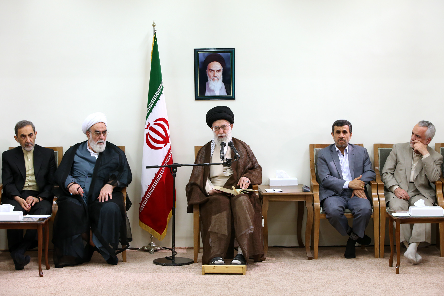 آخرین دیدار رئیس جمهور و اعضای هیئت دولت دهم با رهبر انقلاب