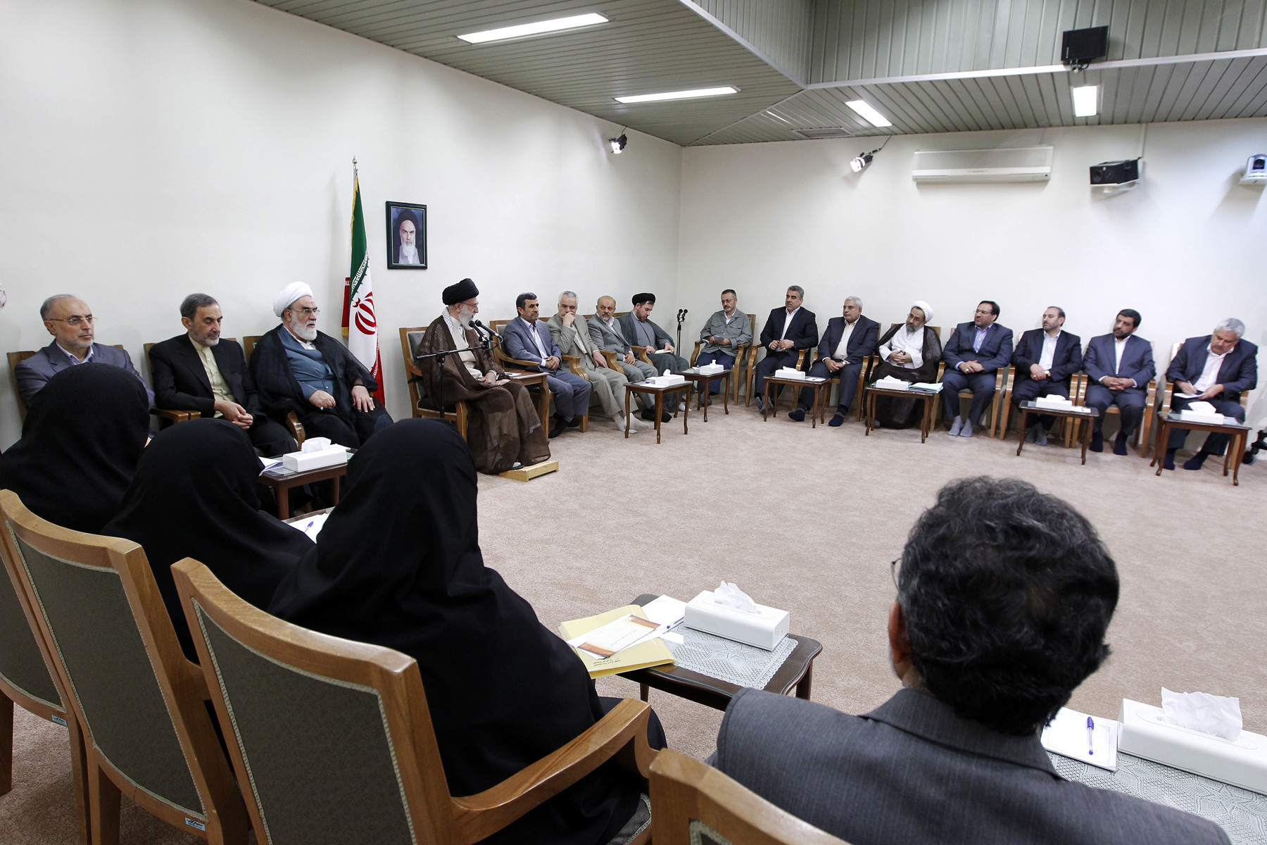 آخرین دیدار رئیس جمهور و اعضای هیئت دولت دهم با رهبر انقلاب