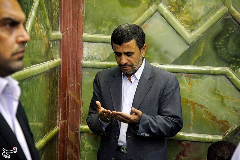احمدی نژاد در حرم حضرت علی (ع)