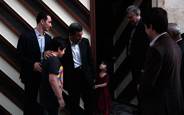 استقبال اهالی نارمک از احمدی نژاد