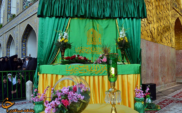 تعویض پرچم حرم امام رضا(ع)
