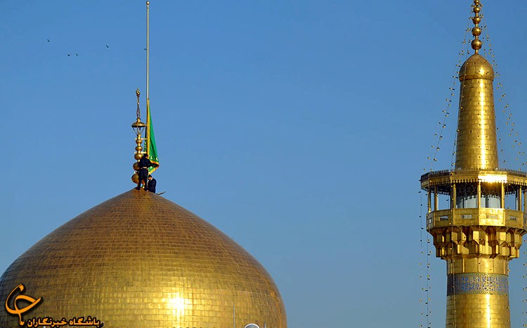 تعویض پرچم حرم امام رضا(ع)