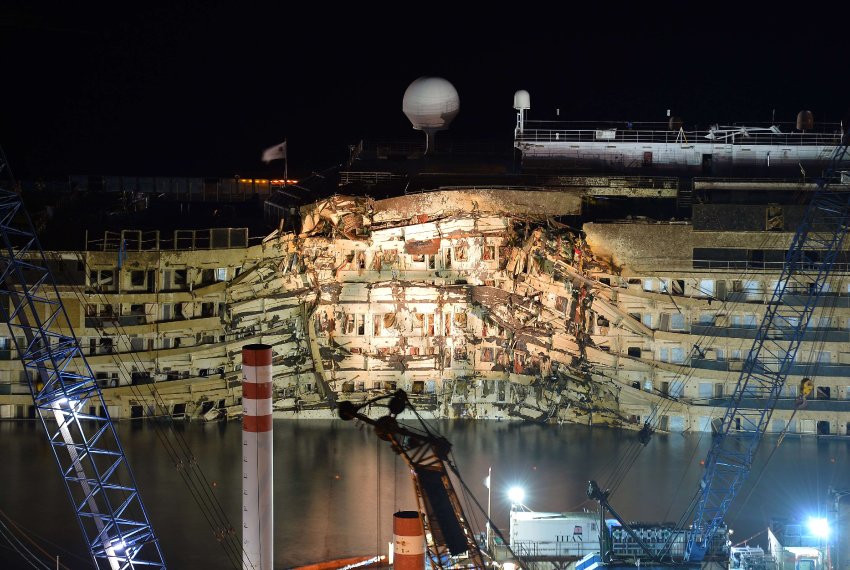 تصاویر جدید از بیرون کشیدن کشتی costa concordia از سواحل ایتالیا